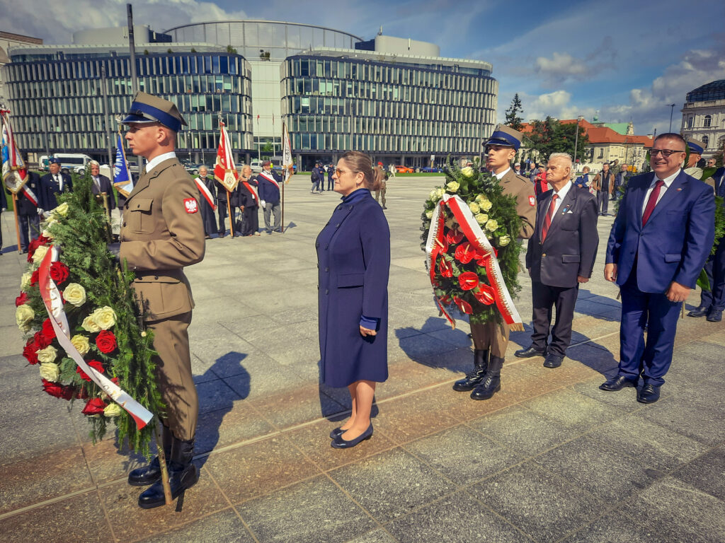 Krystyna Pawłowicz oraz żołnierze niosący wieńce podczas obchodów na placu Piłsudskiego