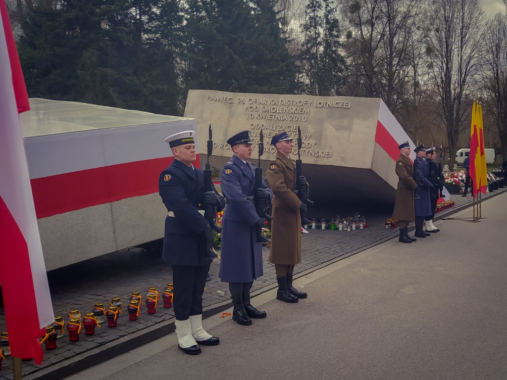 Wojskowa asysta honorowa przed pomnikiem upamiętniającym 96 ofiar katastrofy smoleńskiej