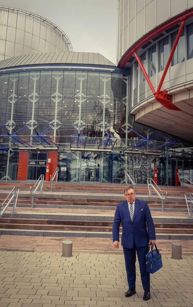 Jarosław Wyrembak przed wejściem do siedziby Europejskiego Trybunału Praw Człowieka