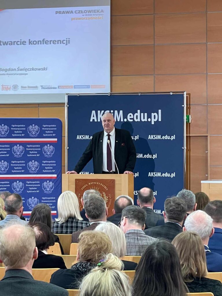 Bogdan Święczkowski przemawia przy mównicy podczas konferencji w AKSiM