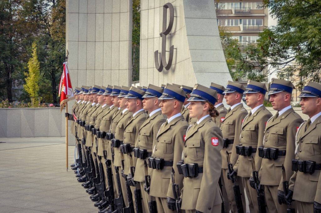 Wojskowa asysta przed pomnikiem Armii Krajowej i Polskiego Państwa Podziemnego