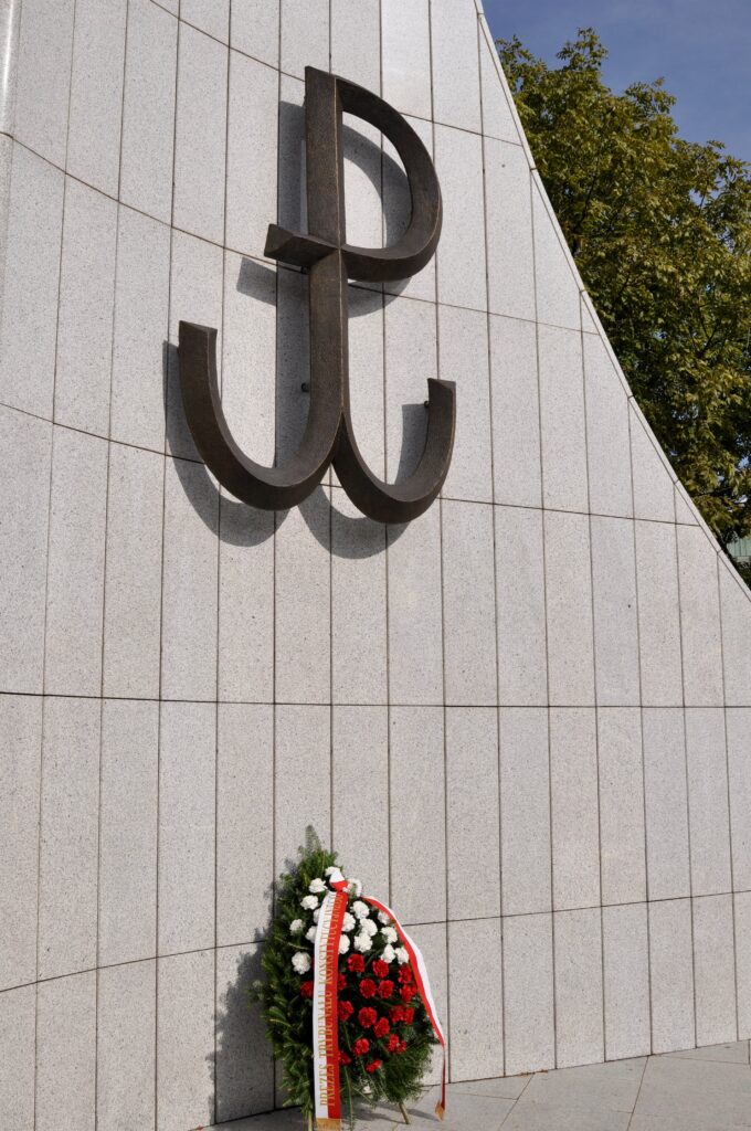 Znak Polski Walczącej i wieniec przy pomniku Polskiego Państwa Podziemnego i Armii Krajowej
