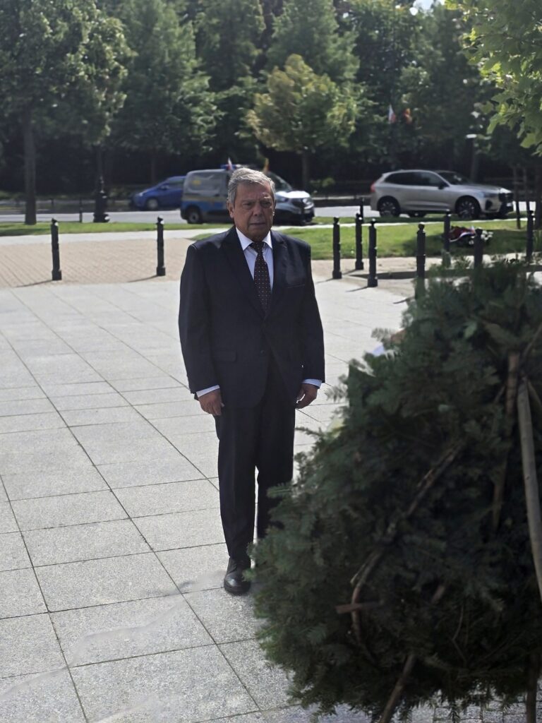 Bartłomiej Sochański przy miejscu złożenia wieńca