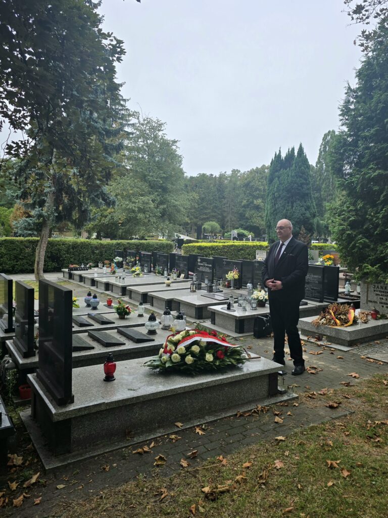 Bogdan Święczkowski przy grobie generała Waleriana Czumy