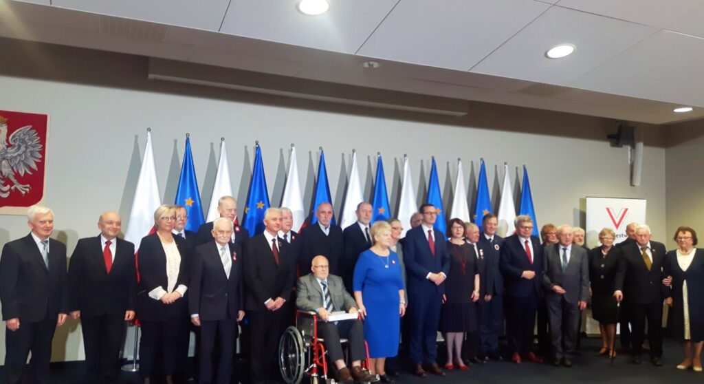 Uczestnicy uroczystości w Wielkopolskim Urzędzie Wojewódzkim na wspólnym zdjęciu